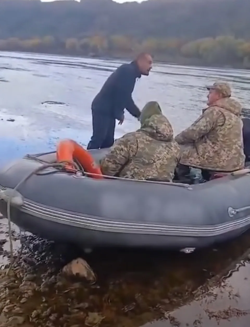 Двоє прикордонників у човні біля берега Дністра в Молдові