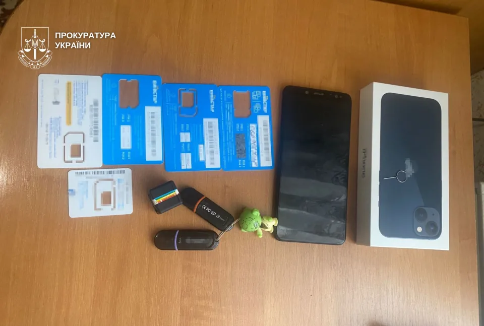 Вилучене під час обшуків: SIM-картки, телефони, флешки. Фото: Дніпропетровська обласна прокуратура